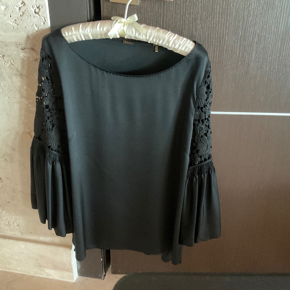 Elie Tahari Silk Blouse with Beautiful wide embroidered Sleeves Large